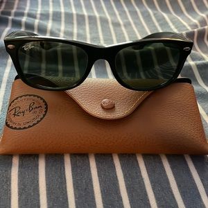 Ray Ban Wayfarer Classic  Womens Black sunglasses